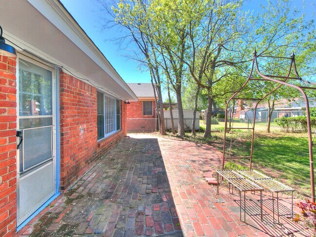 Building Photo - 2209 Gladstone Terrace