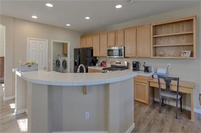 Building Photo - Stunning East Davis home available for fall move in!