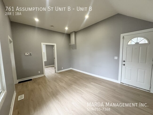 Photo du bâtiment - NEWLY RENOVATED 2 BED / 1 BATH UNIT ON ASSUMPTION + HYDRO & GAS!