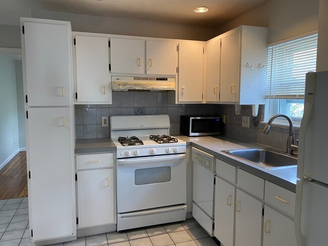 Building Photo - 15 Wave Ave