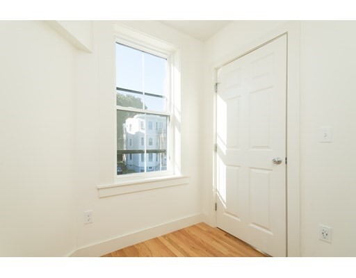 Building Photo - 152 Pleasant St