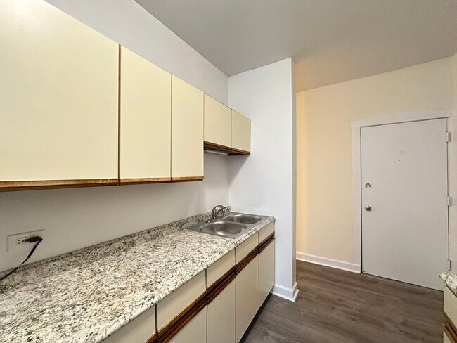 Building Photo - 1530 N Kedzie Ave