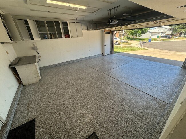 Garaje para 2 coches con trastero - 5879 S Oak St