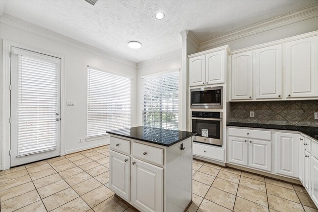 Building Photo - 2838 Briarhurst Park