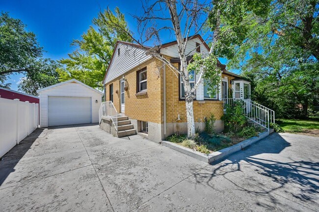 Building Photo - Beautiful Home in Amazing Location!
