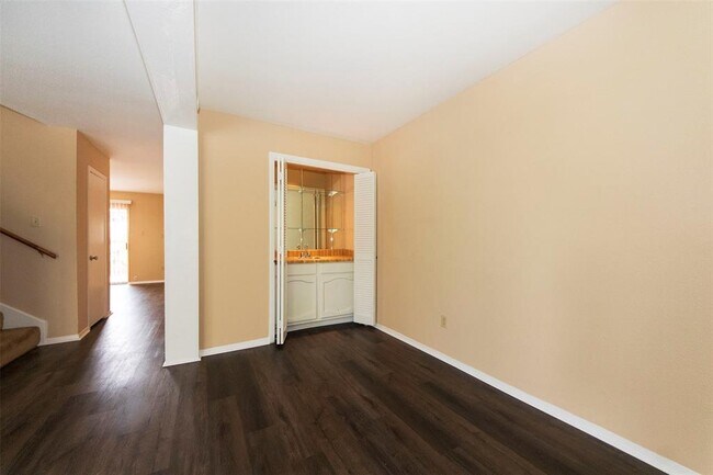 Building Photo - 7863 Green Lawn Dr