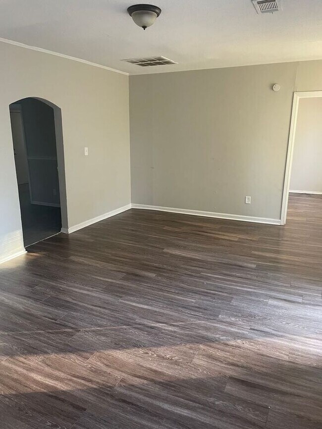 Foto del edificio - 3BR 1BA Home w/ Central A/C • W/D Hookups • Off-Street Parking in Memphis