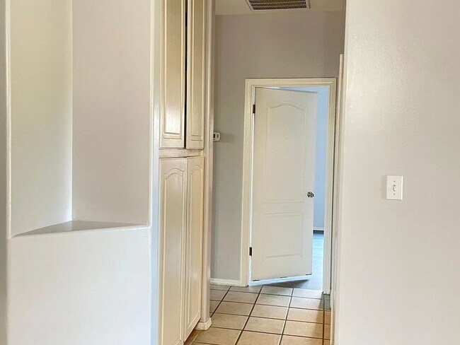 Foto del edificio - Location, location, location! This charming home is located in the much desired Northwest area of...