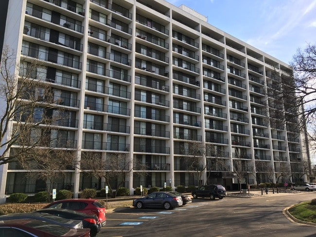 Building Photo - 2015 S Finley Rd