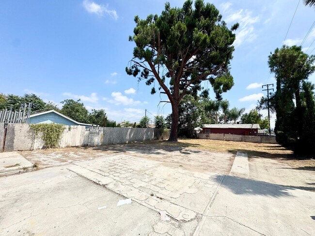 Foto del edificio - 2 bed 2 bath Single family home with a big...
