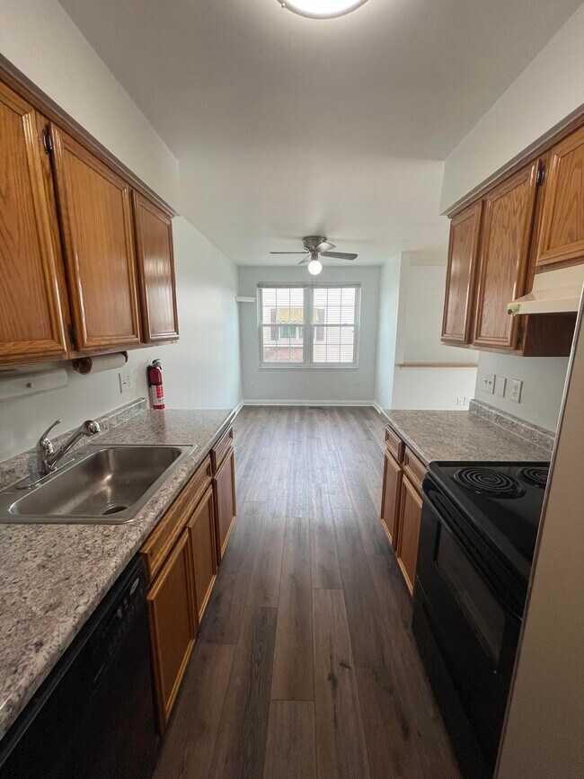 Building Photo - 15853 Charleston Dr