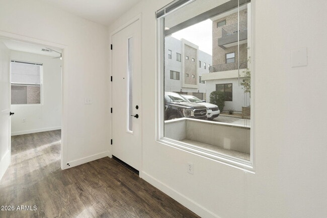 Building Photo - 406 W 7th St