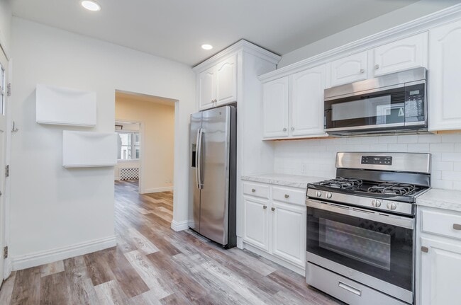 Foto del edificio - 232 Pearsall Ave