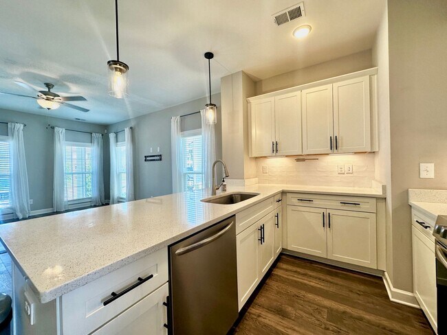 Building Photo - Modern 2 Story Townhouse