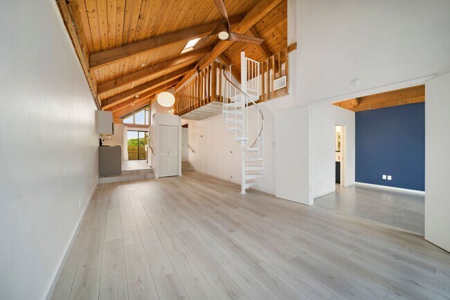 Building Photo - 487 N University Dr