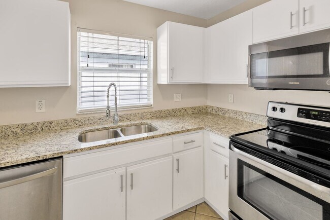 Foto del edificio - 2408 Camden Oaks Pl