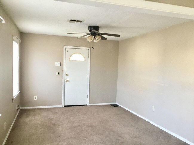 Building Photo - 3 br, 1 bath House - 407 E Rickenbacker