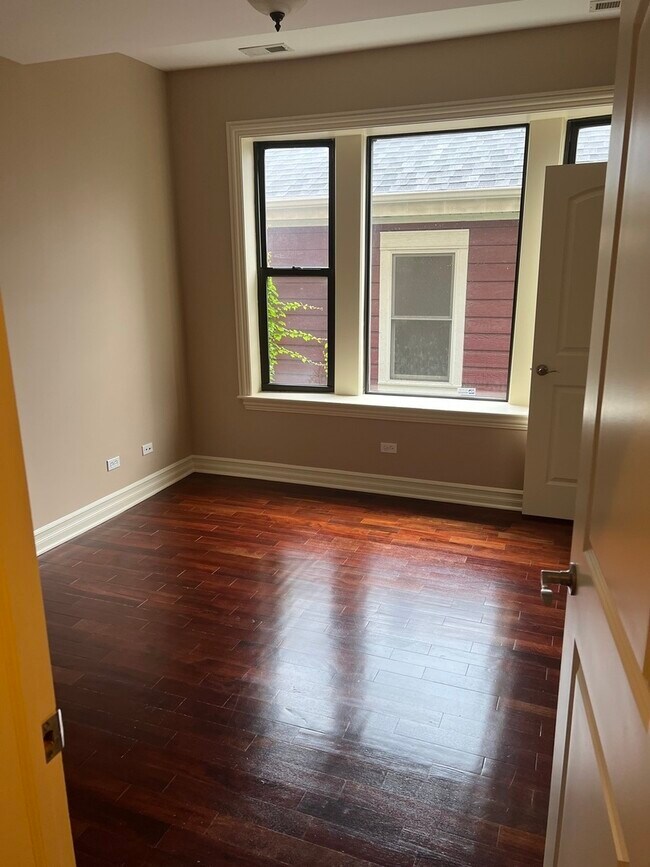 Foto del edificio - 1367 E 64th St