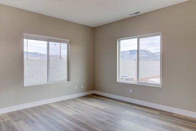 Building Photo - Elite 4 bedroom Townhome/Move in specials!