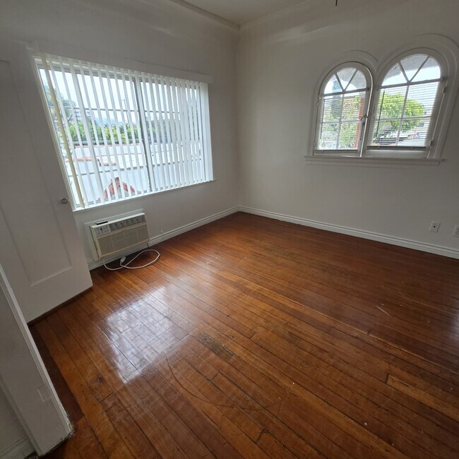 Foto del edificio - 833 N Formosa Ave