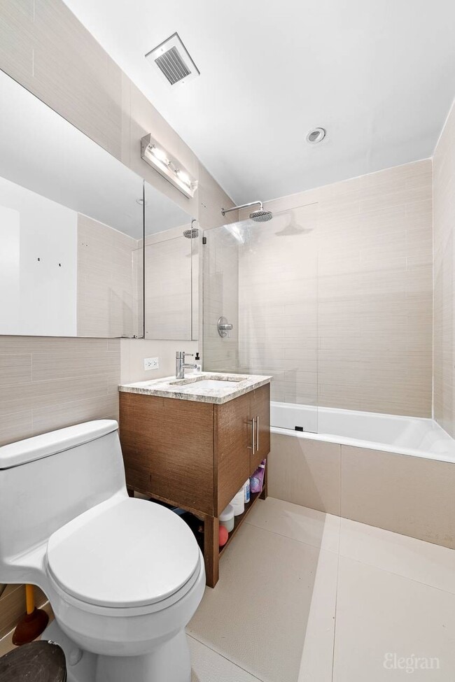 Building Photo - 505 W 47th St