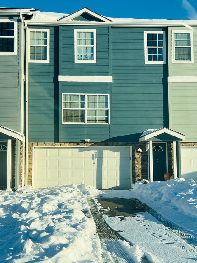 Foto principal - Charming Townhome, Prime Location, Cozy Li...