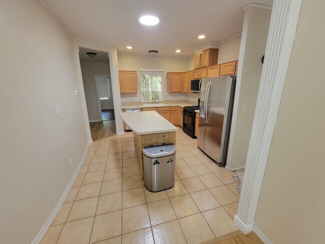 Building Photo - 705 Aster