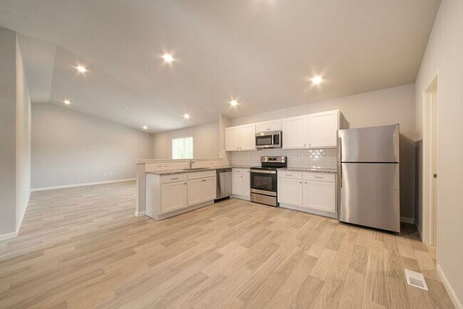 Building Photo - 4001 Watertown Dr