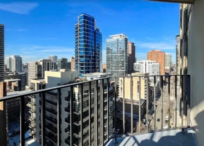 Foto del edificio - 70 W Huron St