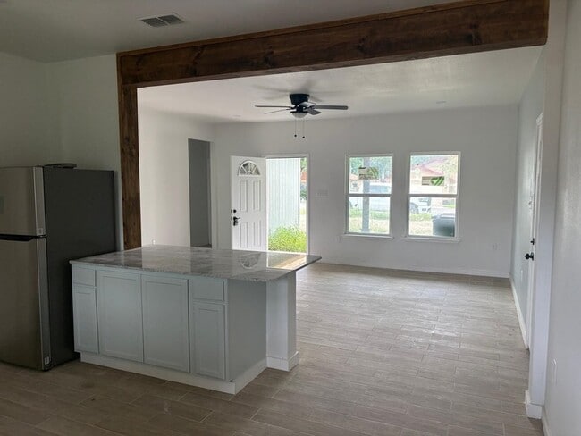 Building Photo - 1107 W Martin St