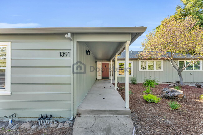Building Photo - 1391 Sunset Loop