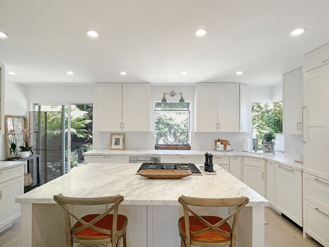 Primary Photo - Remodeled and Modern, Open Floor-plan, Lux...