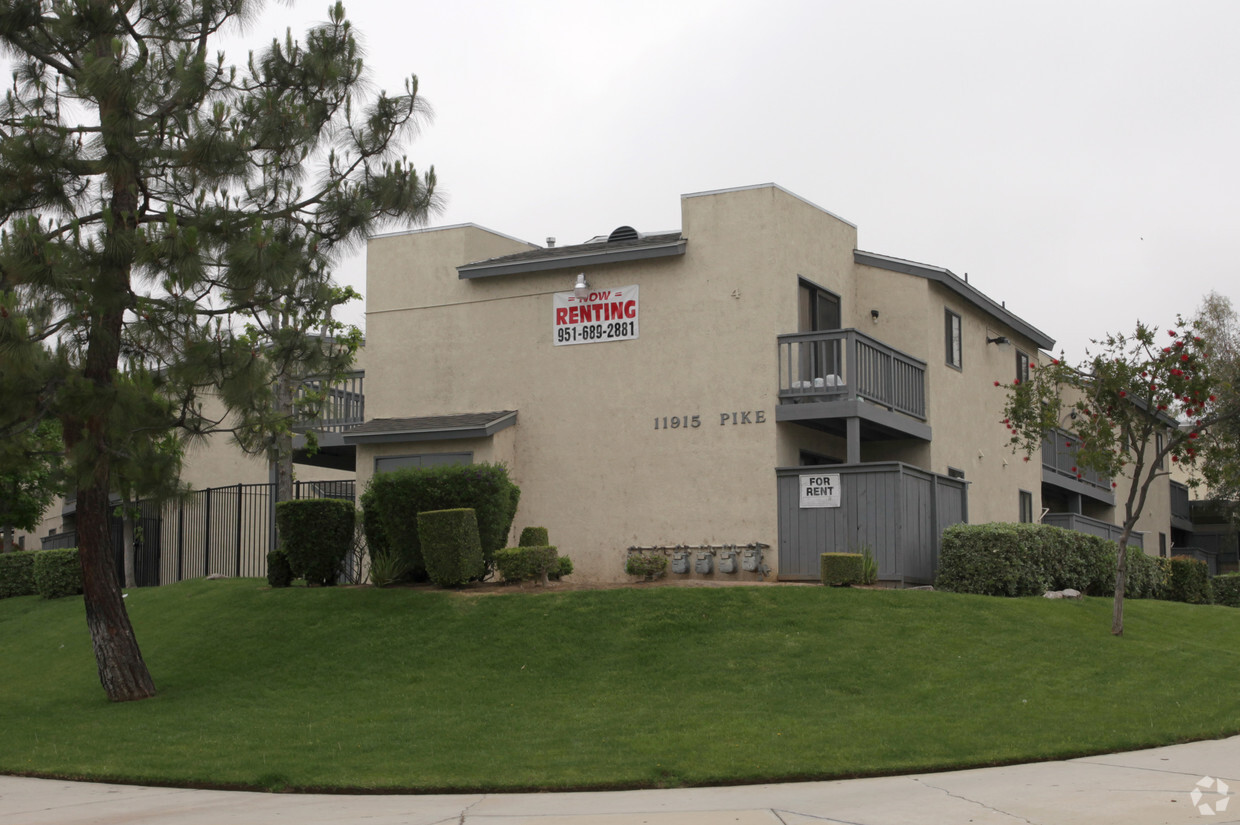 Primary Photo - Pikes Peak Apartments