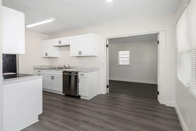 Building Photo - Fully Renovated 2-Bedroom Apartment in St. Petersburg – $1,795/month