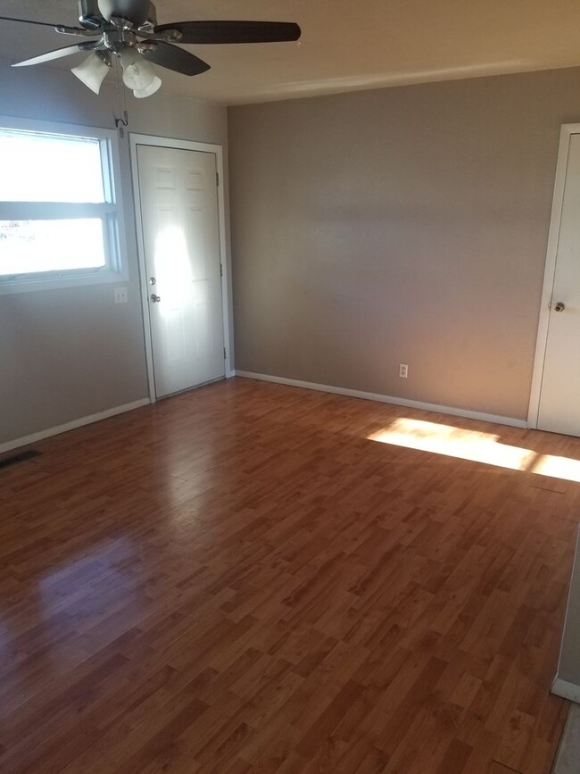Building Photo - 422 Lahoma