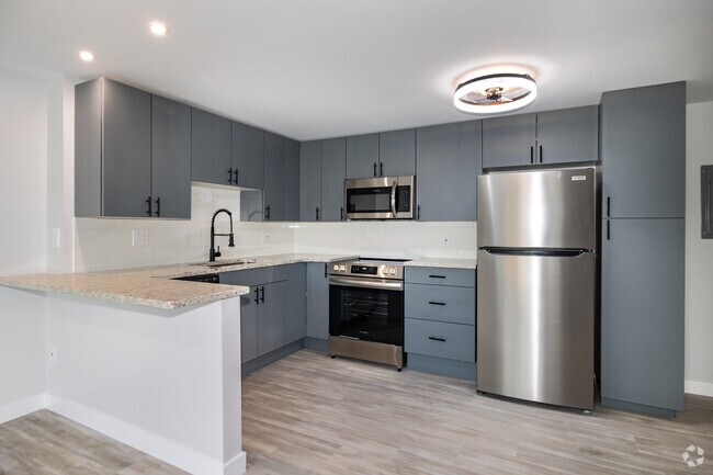 2 habitaciones, 2 baños - 975 pies cuadrados - Gris este/negro - Cocina - Arvada Court Apartments - Utilities included!