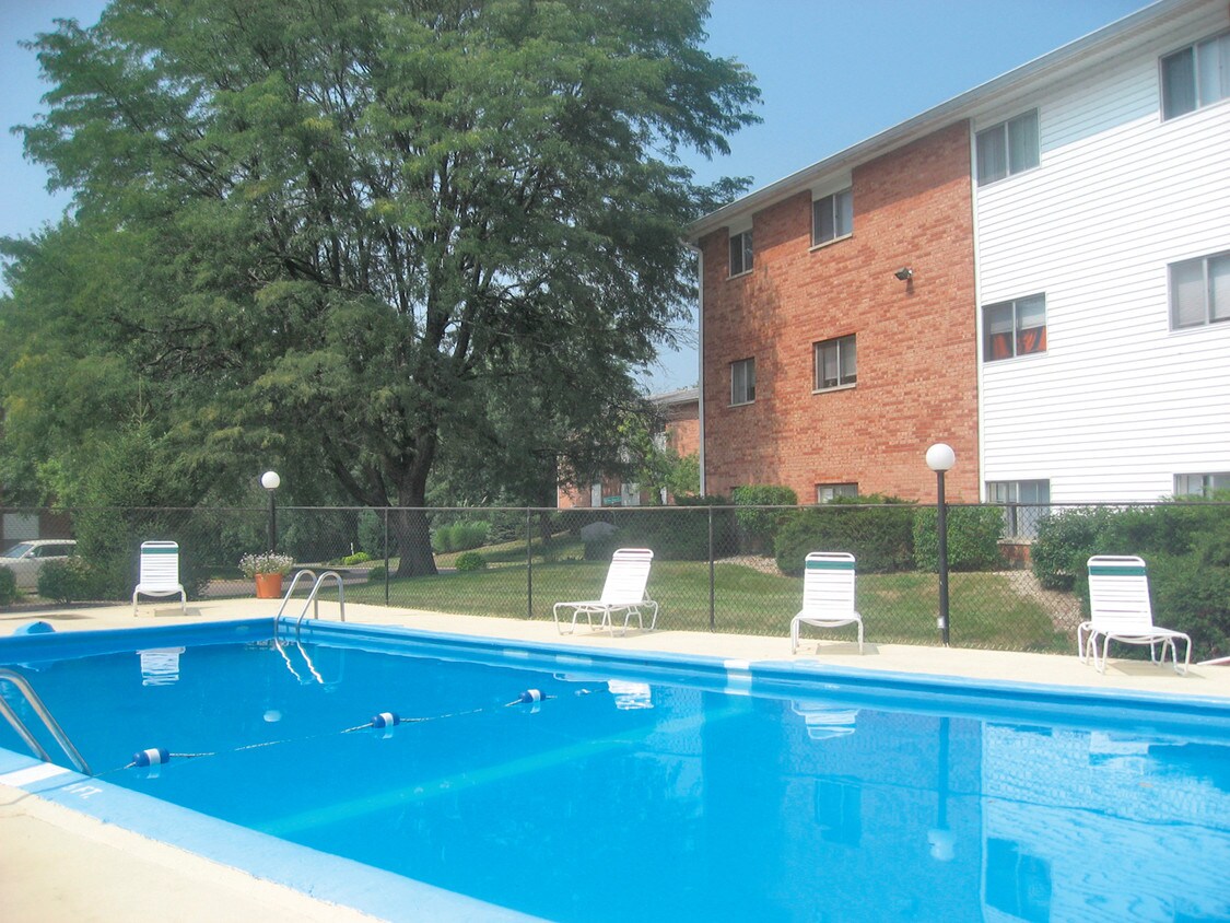 Pine Ridge Apartments in Moline, IL