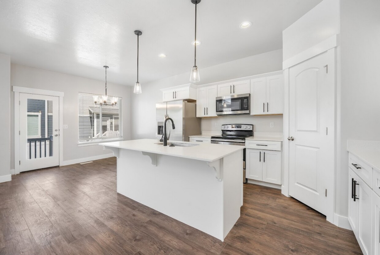 Foto principal - Pet-Friendly 3-Bedroom Rental Near Thanksg...