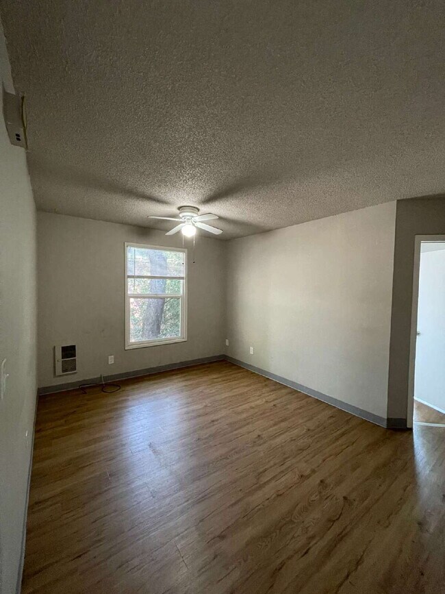 Building Photo - Spacious 3-Bedroom, 2-Bathroom Apartment with **Portable AC Unit Included** in NW Portland