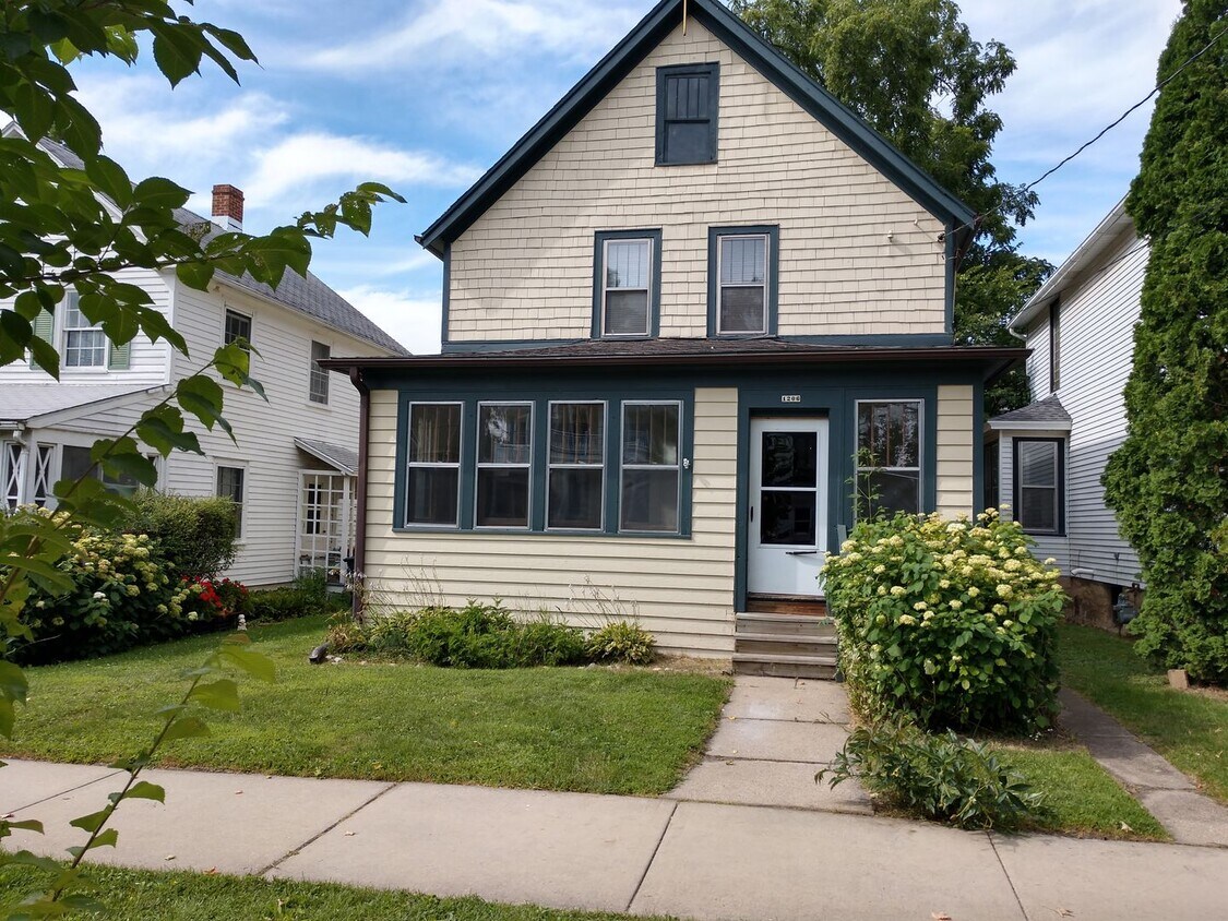 Foto principal - Spacious 4-Bed, 1.5-Bath Home in Vilas Nei...