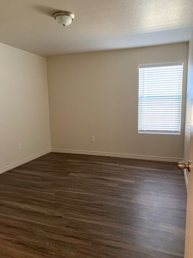 Building Photo - 815 Harley Dr