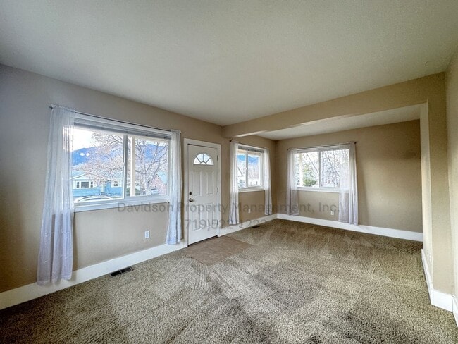 Foto del edificio - Stunning 4 Bedroom House near Old Colorado City