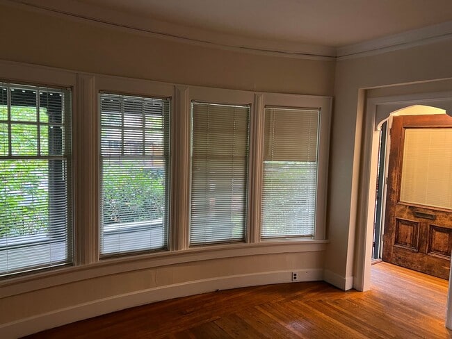 Foto del edificio - 2 Bedroom Unit in the the old Beta Theta Pi Fraternity House near UofO Campus