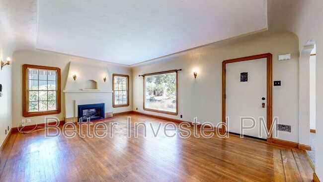 Building Photo - 633 Wright St