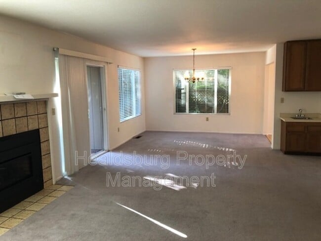 Foto del edificio - 1304 Foothill Dr