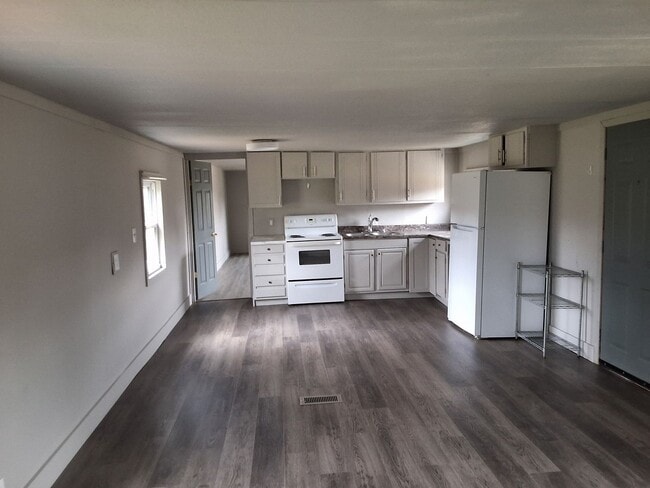 Building Photo - Cozy 2 Bed, 1.5 Bath Home