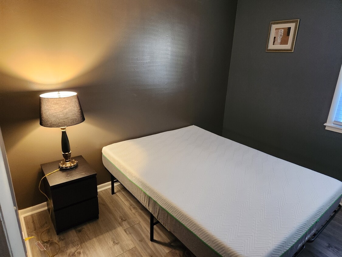 Parcialmente amueblado, cama, lámpara, mesita de noche, soporte de pared para TV de pantalla plana. - 8917 Loughran Terrace