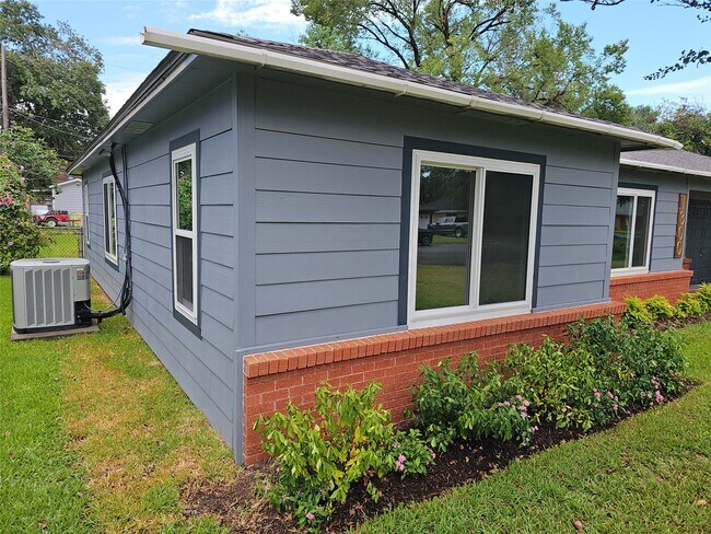 Foto del edificio - 1300 Lawrence St