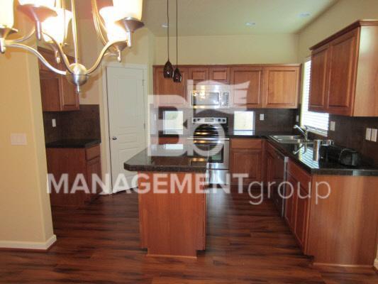 Foto del edificio - Beautiful Beaverton Home with Spacious Yard and Solar Panels that Save You Money!