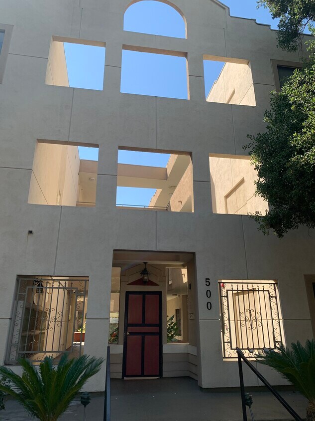Foto principal - 500 E Lexington Dr